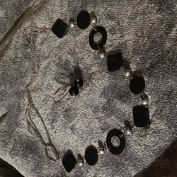 WAS $69. Reversible Silvertone chain necklace WITH hanging black bead earrings - Picture 4 of 10